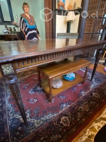 Linda mesa de madera noble
