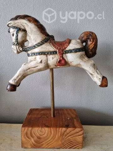 Caballo carrusel con soporte de metal y madera