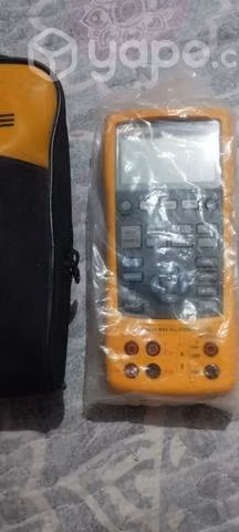 El calibrador de temperatura Fluke 724 es un calib