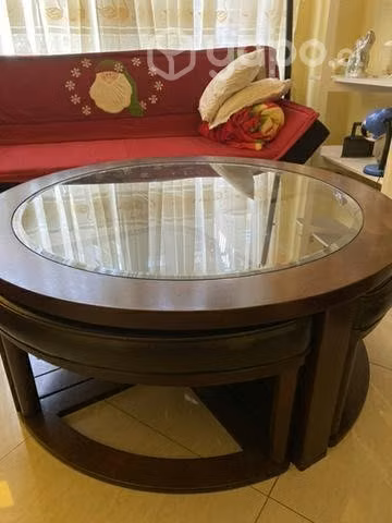 Mesa de centro funcional con 4 asientos
