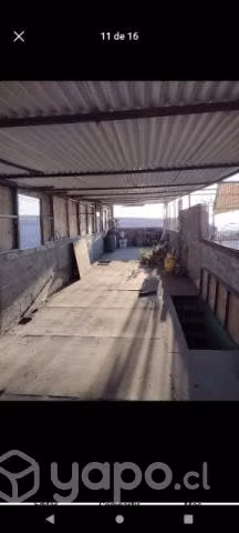 Casa grande de tres pisos con dos ambientes separ