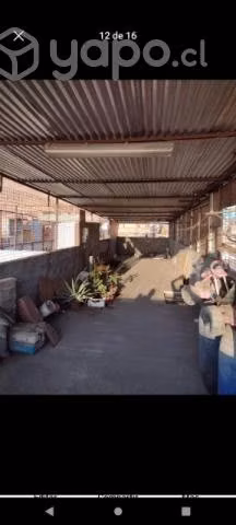 Casa grande de tres pisos con dos ambientes separ
