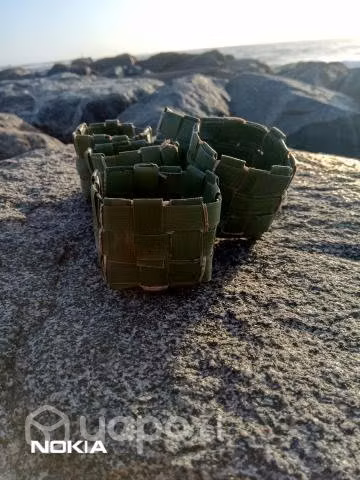 Cestos de macramé con hojas de palmeras.