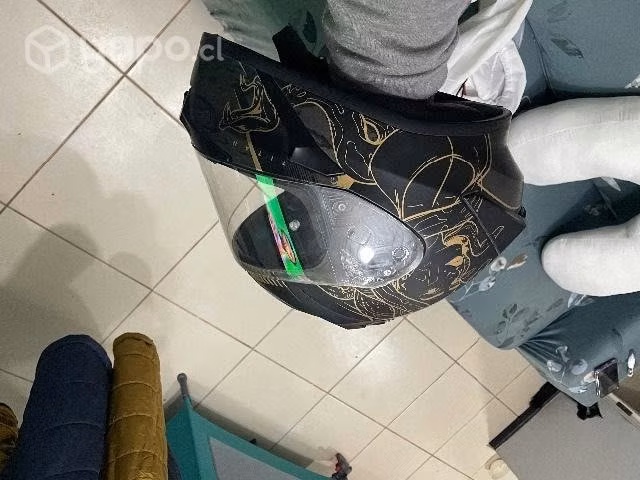 Casco airoh negro mate diseño medusa