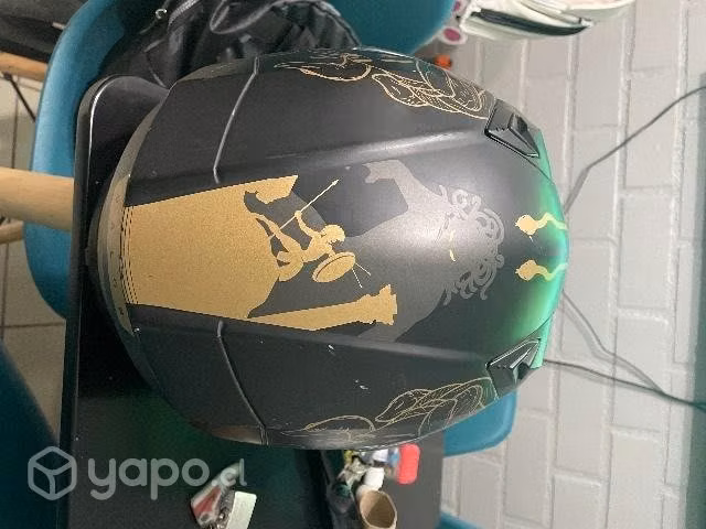 Casco airoh negro mate diseño medusa