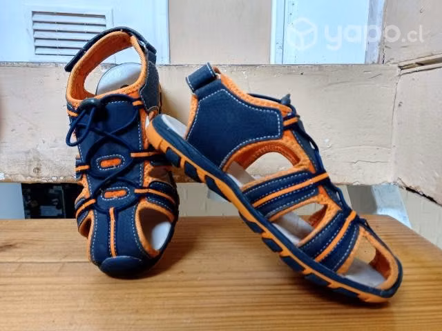 Libros y zapatos de niños