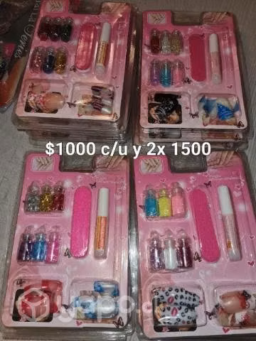 De todo un poco llaveros muñequeras cable usb etc - Imagen 4