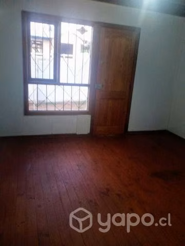 Casa dos pisos, 3 Dorm. Dos baños, Av.Los Laureles
