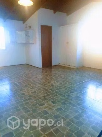 Casa dos pisos, 3 Dorm. Dos baños, Av.Los Laureles