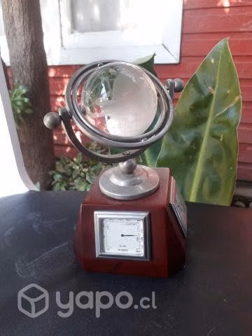 Adorno de reloj con mundo giratorio