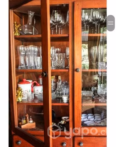Vitrina madera con puertas de vidrio