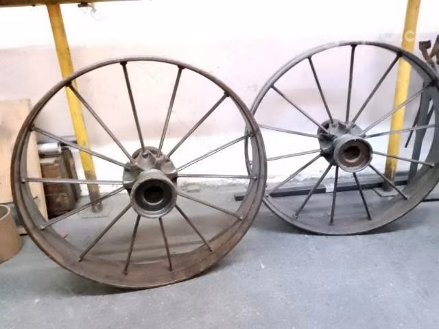 Ruedas de fierro forjado antiguas