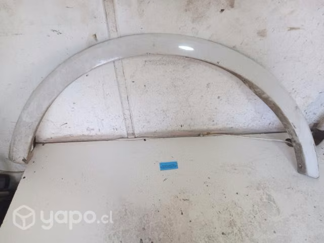 Moldura Pasa Rueda Delantera Derecha (FFL251) Ford