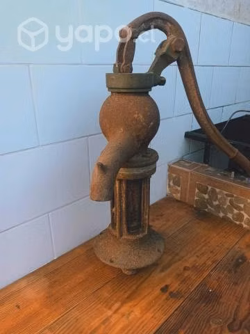 Bomba de agua de colección muy antigua