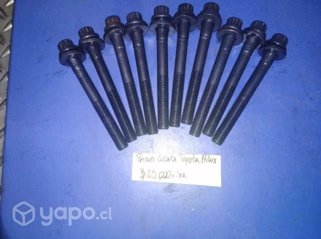 Juego de pernos culata Toyota Hilux 2.5 2013