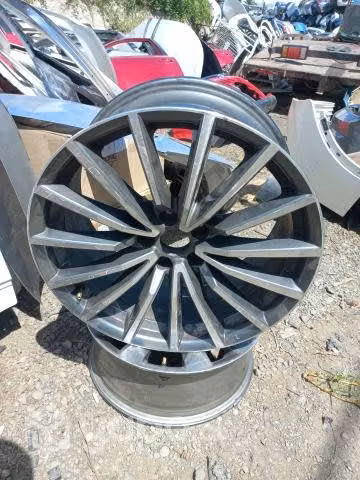 1 llanta r19 AUDI original