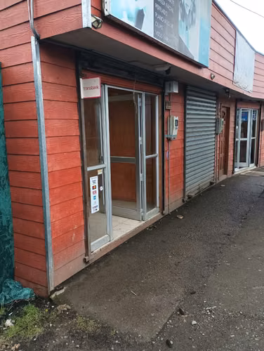 Vendo terreno con locales comerciales