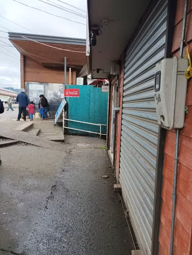 Vendo terreno con locales comerciales