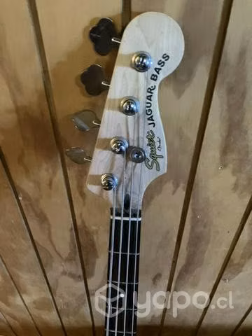 Bajo Fender jaguar squier activo .