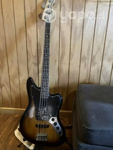 Bajo Fender jaguar squier activo .