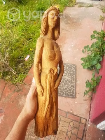 Hermosa estatua mujer indígena tallada a mano