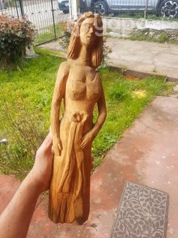 Hermosa estatua mujer indígena tallada a mano