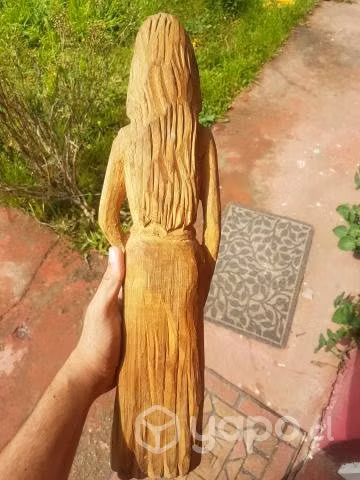 Hermosa estatua mujer indígena tallada a mano