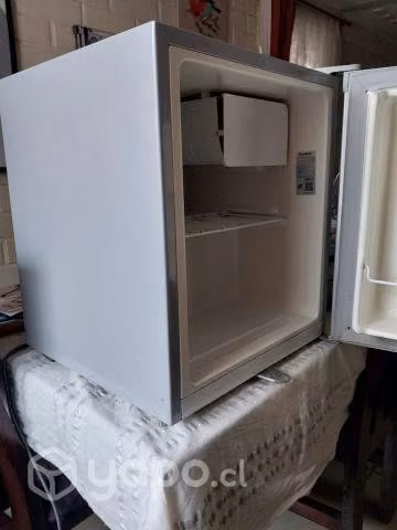 Cama Elastica y Frigobar