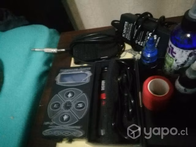 Maquina para tatuajes, completa y accesorios.