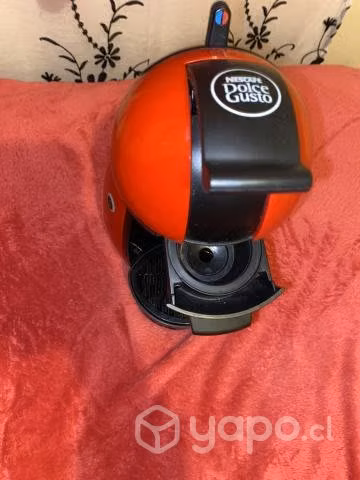 Cafetera nescafe dolce gusto roja