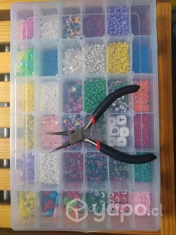 Caja con insumos para bisutería