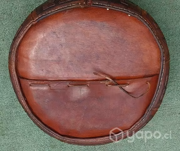 Antiguo puff de cuero labrado con deidades mayas - Imagen 4