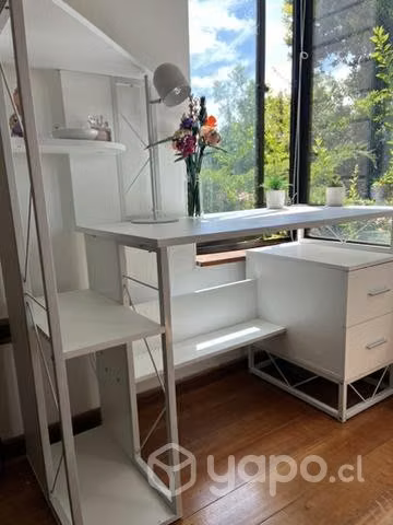 Escritorio con cajones y estante. Muy buen estado