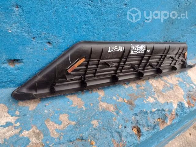 Moldura de parachoque tras Nissan Terrano 2005-15