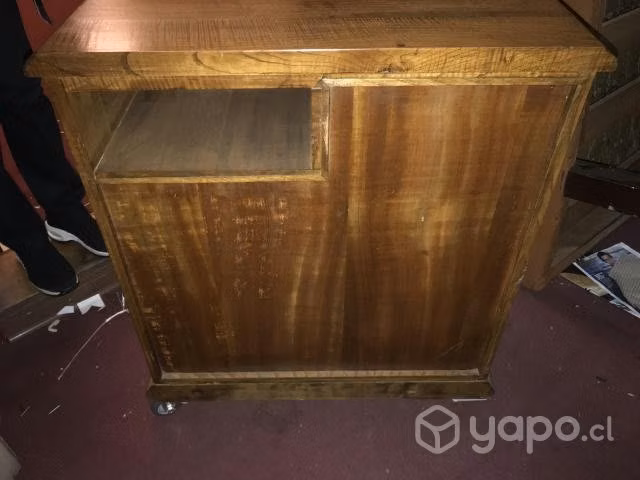 Cómoda de madera noble usada