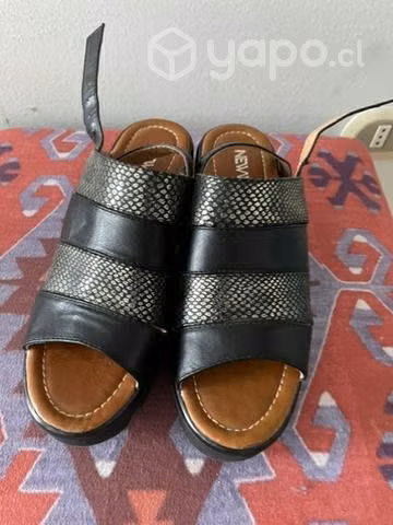 Sandalia PU negra con dorado talla 35