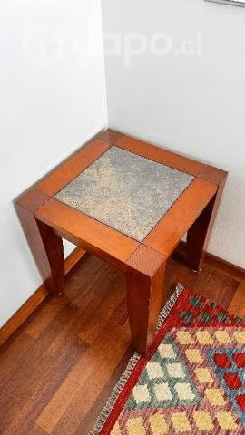 Mesas de madera y piedra sólidas