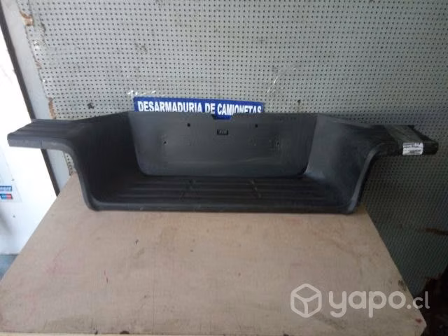 Moldura central parach tras Toyota Hilux Revo 2018