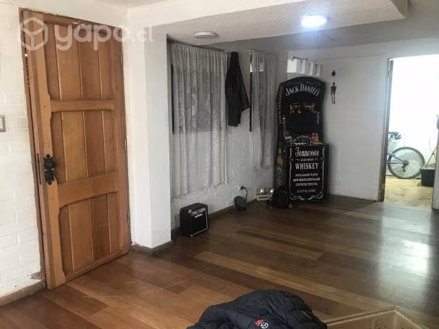 Casa de 2 pisos en pasaje cerrado