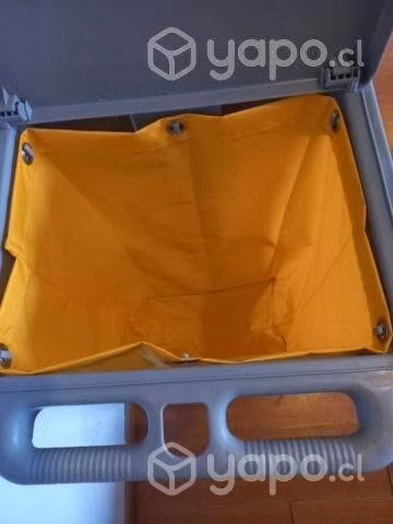 2 carros porta útiles de aseo