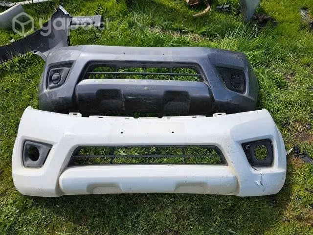 Parachoque delantero de nissan np300 original soi