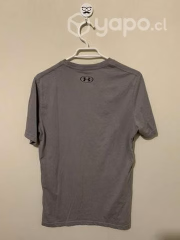 Polera nueva under armour color plomo, talla S
