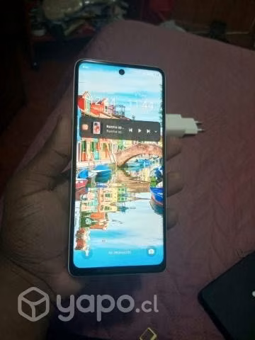 teléfono tecno con tarjeta de memoria