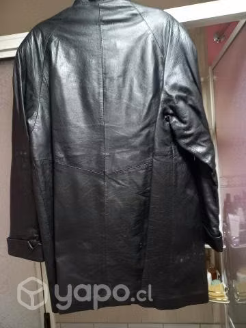 Abrigo de cuero negro