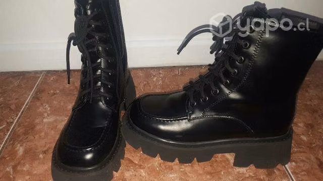 1 par bototos y dos pares de zapatos de charol