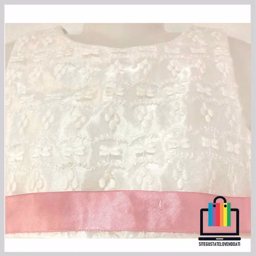 Elegante Vestido de Capas y Cinta Rosada - Imagen 5