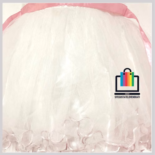 Elegante Vestido de Capas y Cinta Rosada - Imagen 6