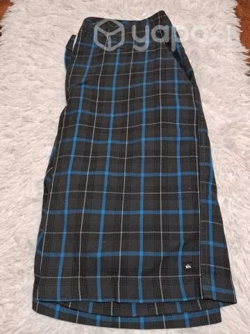 Bermudas y poleron.