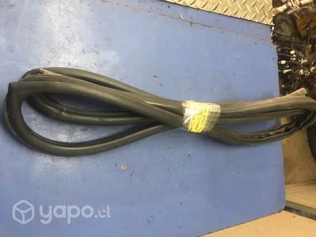 Goma contorno pilar tras izq Nissan Xtrail T30