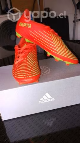 Zapatos de futbol en buenas condiciones